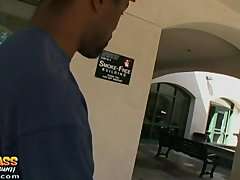 Studentin mit schwarzem Riesenprügel