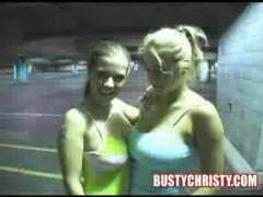 titten girls auf der toilette